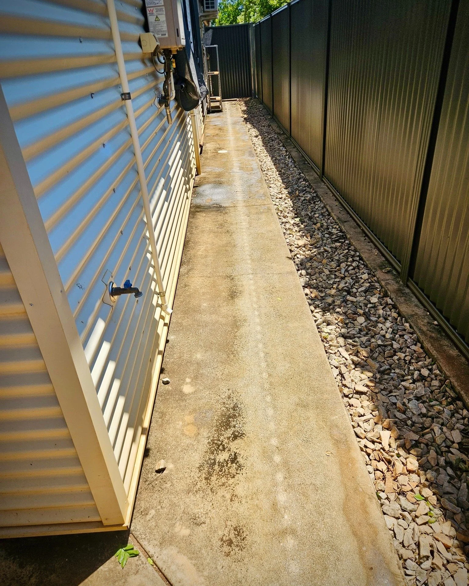Here's your pressure cleaning eye candy for the day. 😎🧼

This walkway was long overdue &mdash; now it&rsquo;s clean, safe and looking brand new again👌
A good clean makes all the difference! 💧

📩 Contact us on admin@hnsinfo.com.au to have this do