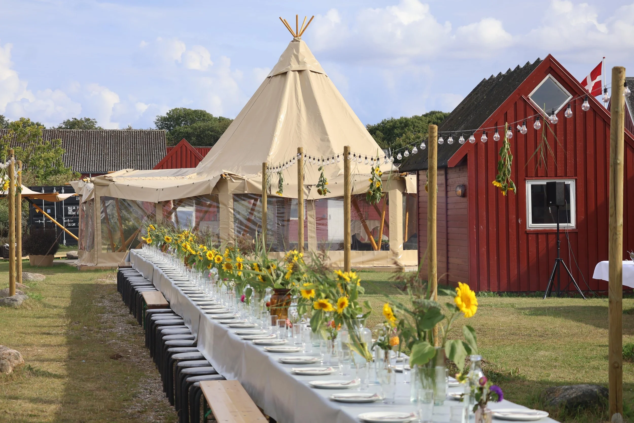 Tipi med langbord foran