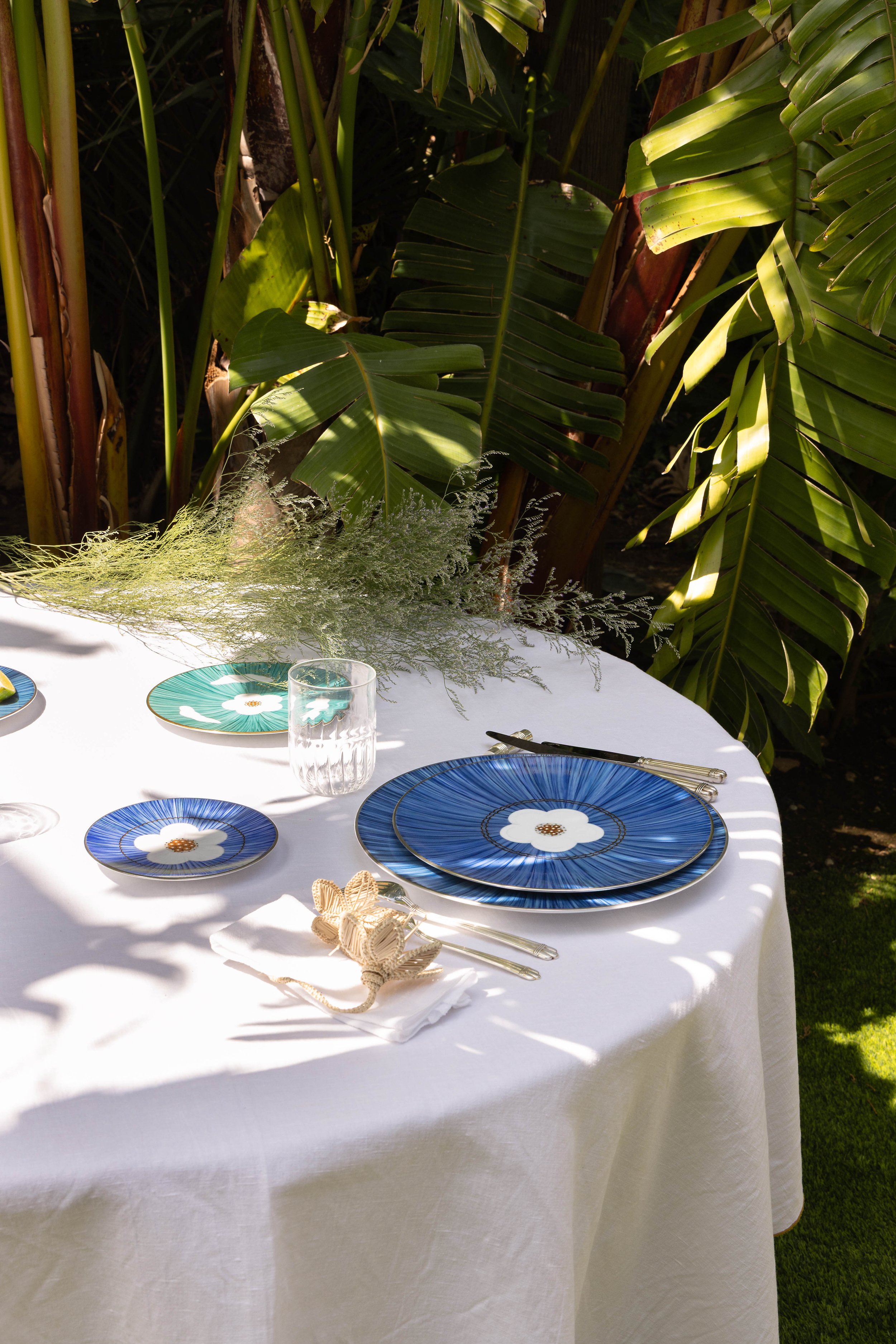 Service de table en porcelaine de limoges peint main. ARCANIE, Summer Throw