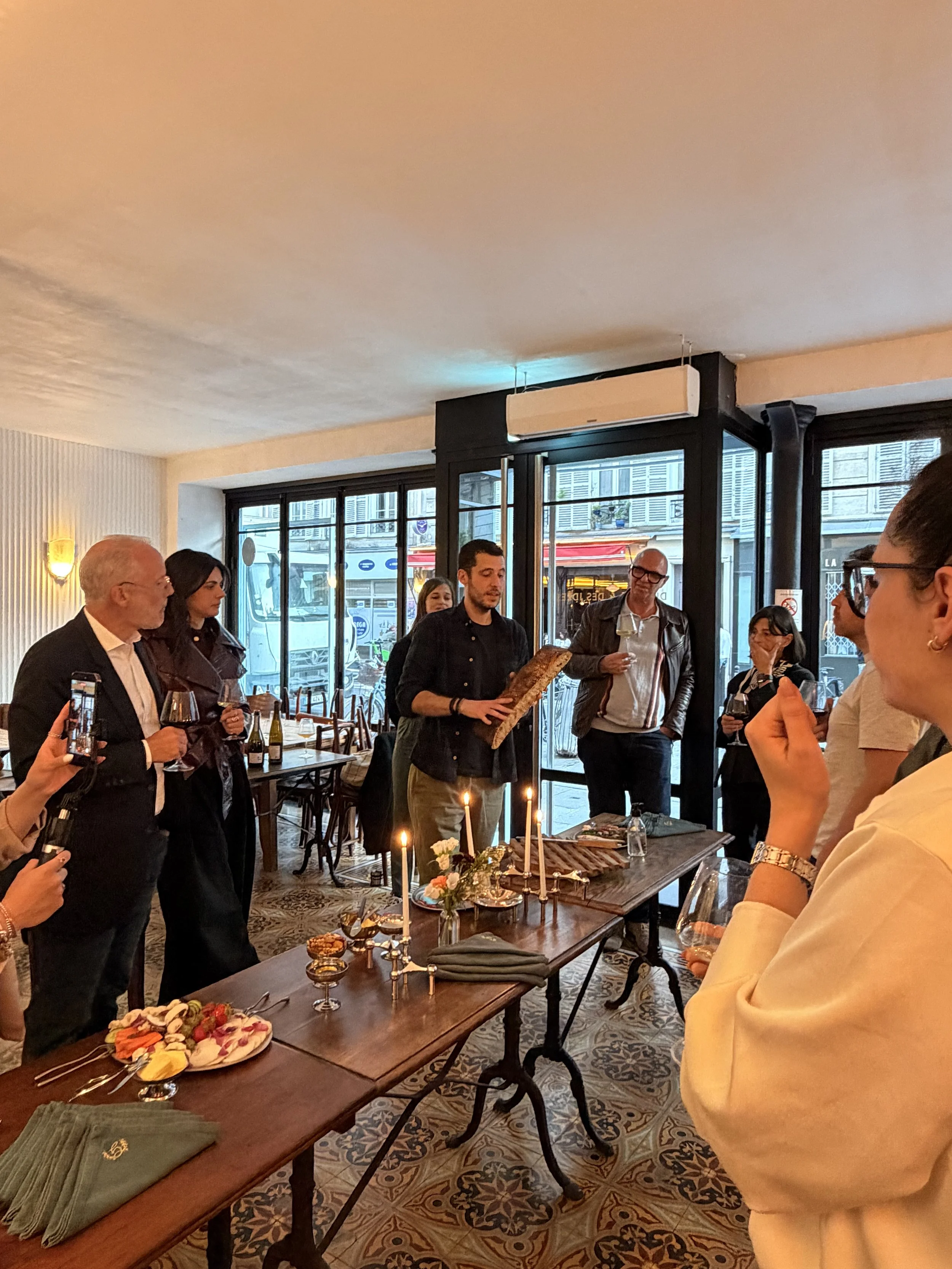Cinq bouteilles d'alcool sur un bar, de gauche à droite: absinthe, gauloise, citadelle, noilly pratt, crème de figue.