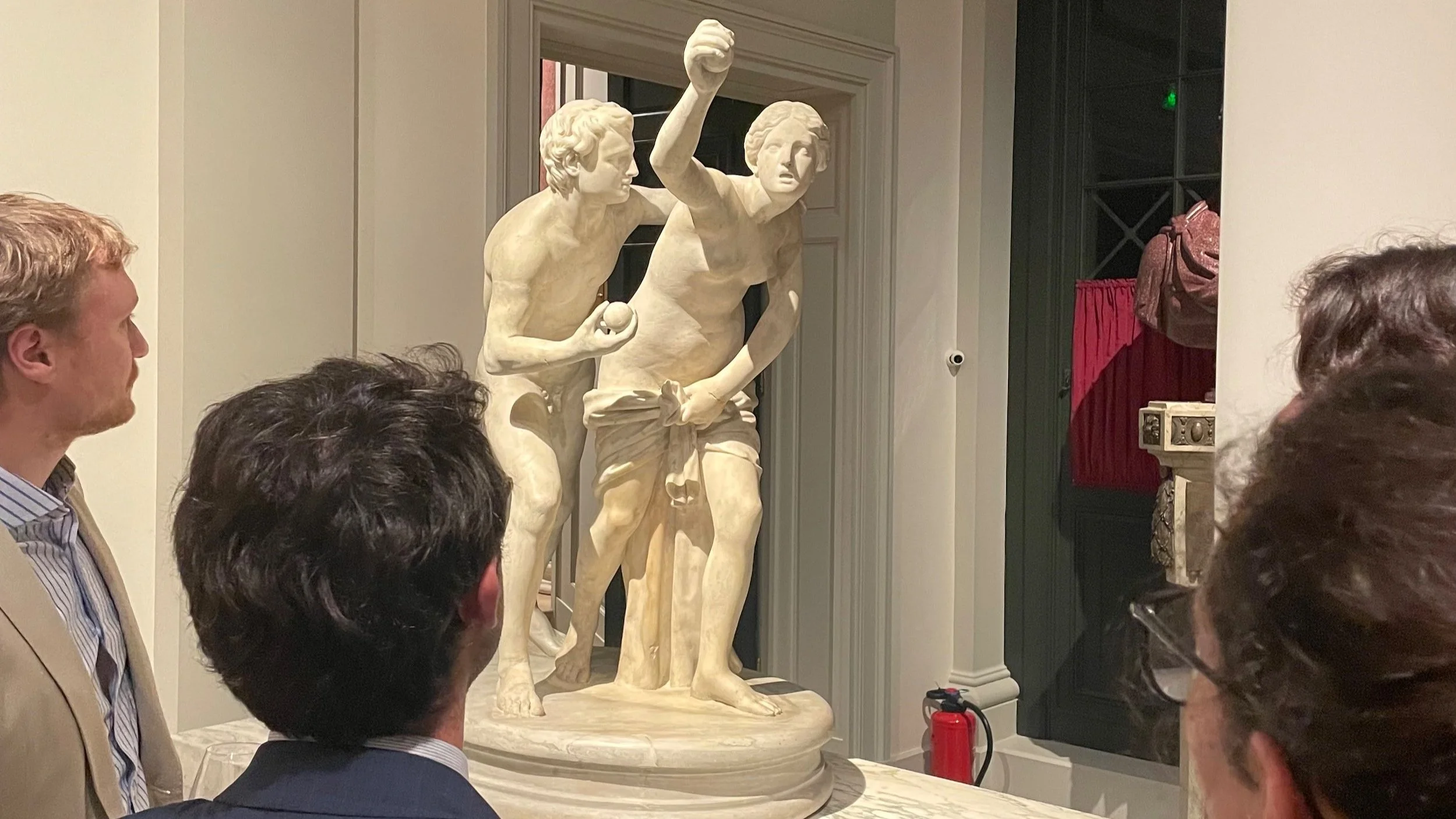 Une sculpture en marbre représentant deux hommes nues, considéré comme un chef-d'œuvre de l'art classique