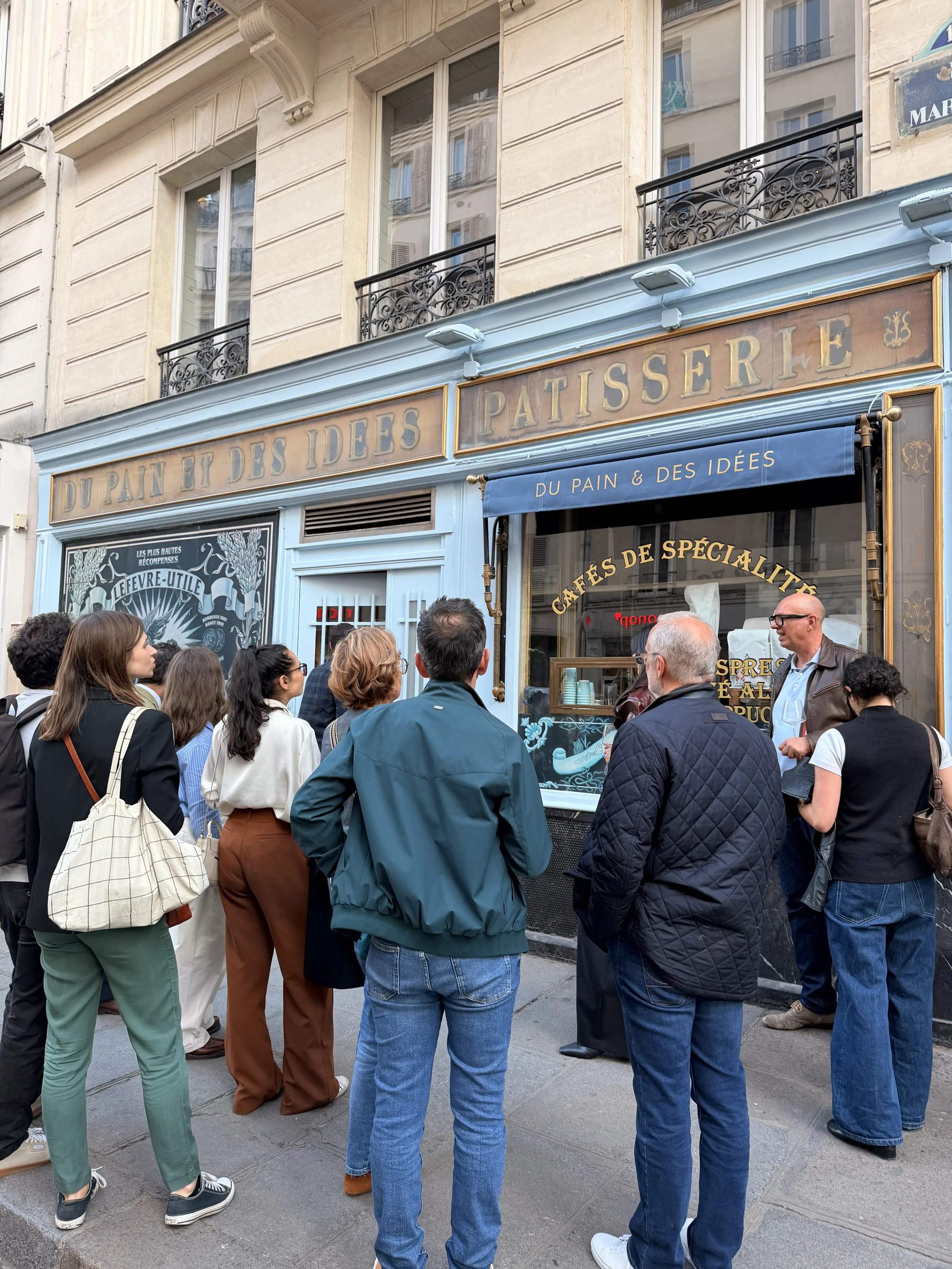 Un lustre en cristal suspendu au plafond, avec une structure en métal doré.