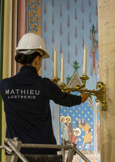Plusieurs lustres en cristal suspendus au plafond dans une salle élégante.
