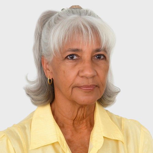 Retrato de una mujer mayor con cabello canoso y ropa amarilla, mirando hacia la cámara con expresión neutral.