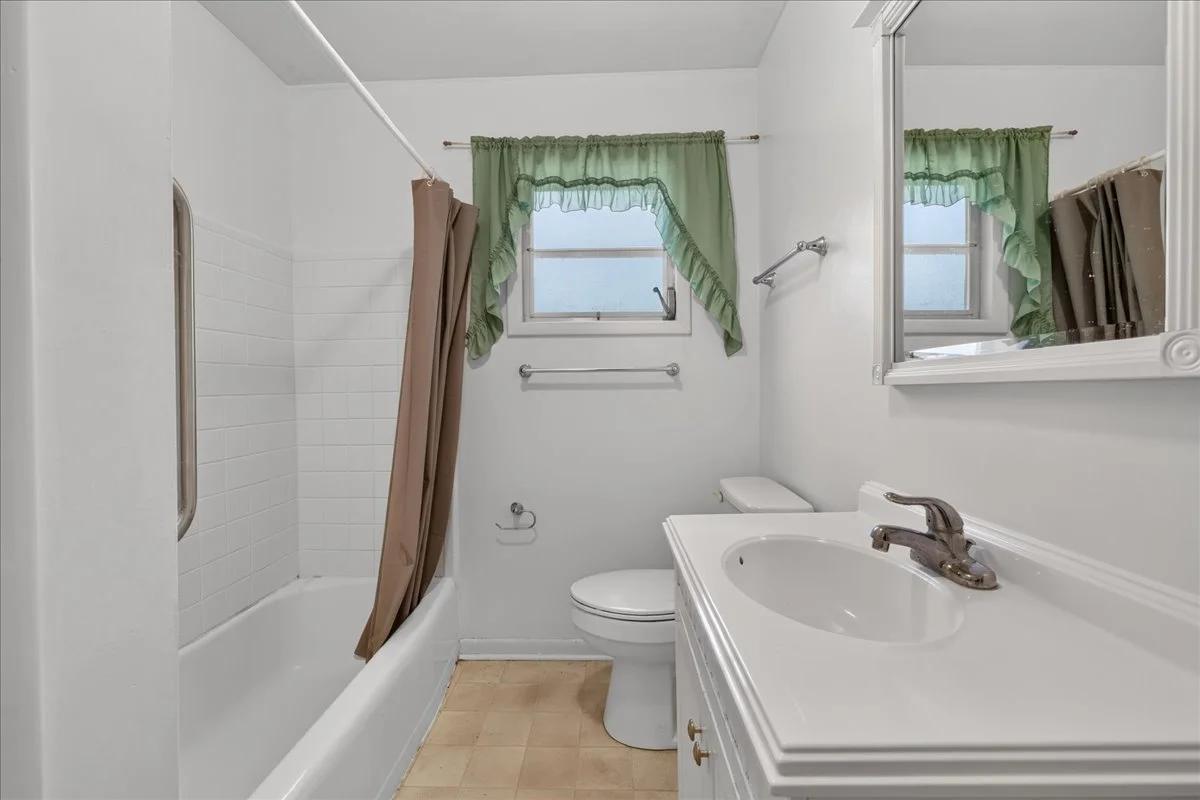 24-Bathroom 2.jpg