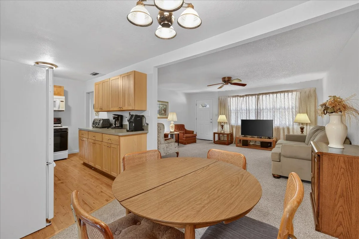 18-Dining Area.jpg