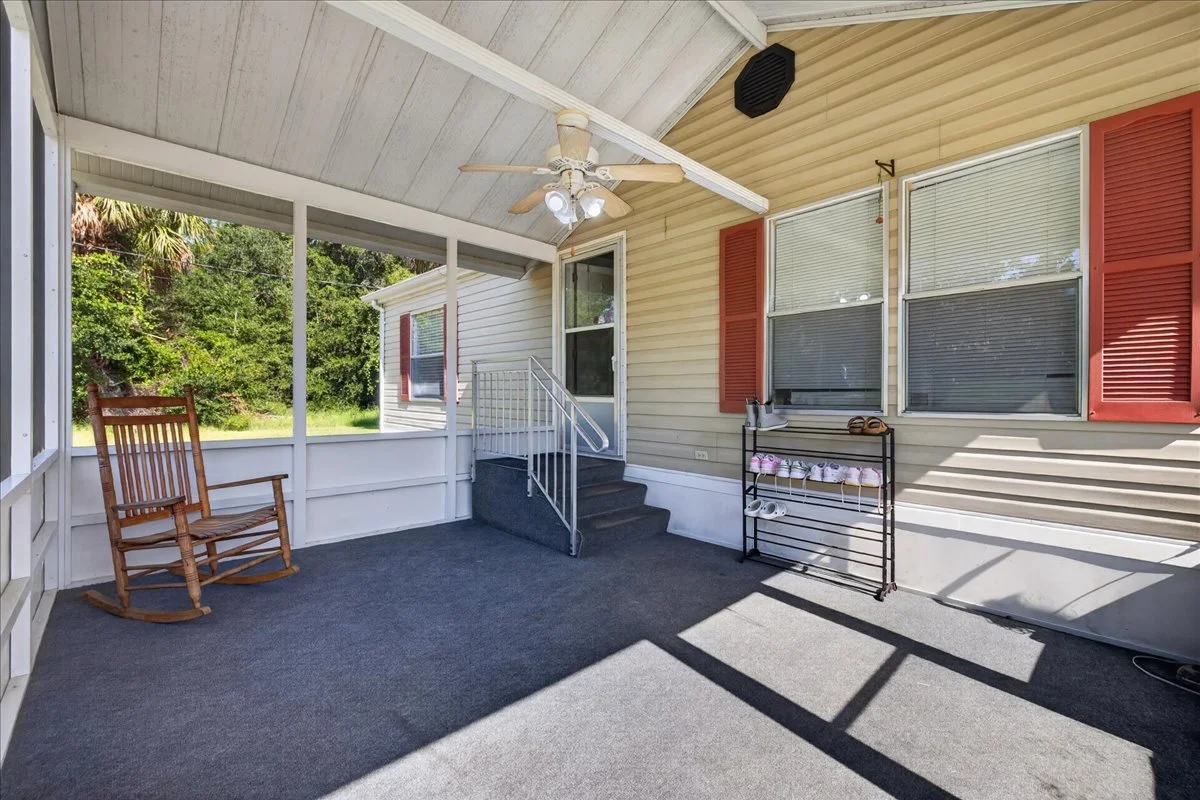 24-Screened Porch.jpg