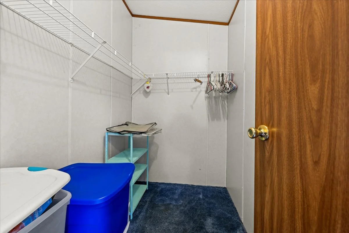 28-Master Closet.jpg