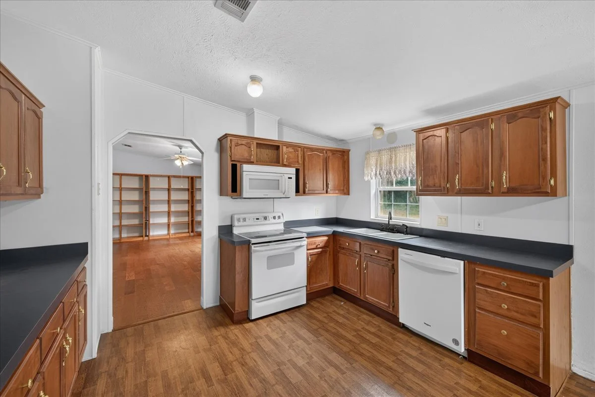 16-Kitchen.jpg