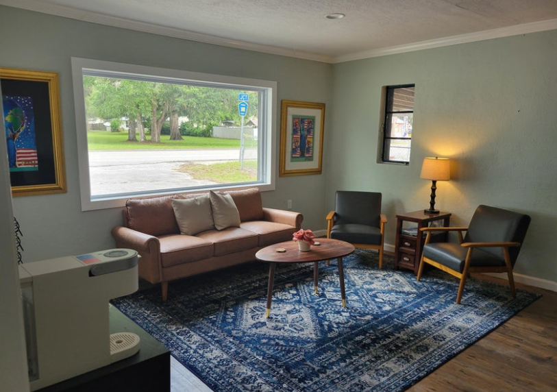 $220,000 l 673 3RD Avenue
Welaka, FL 32189