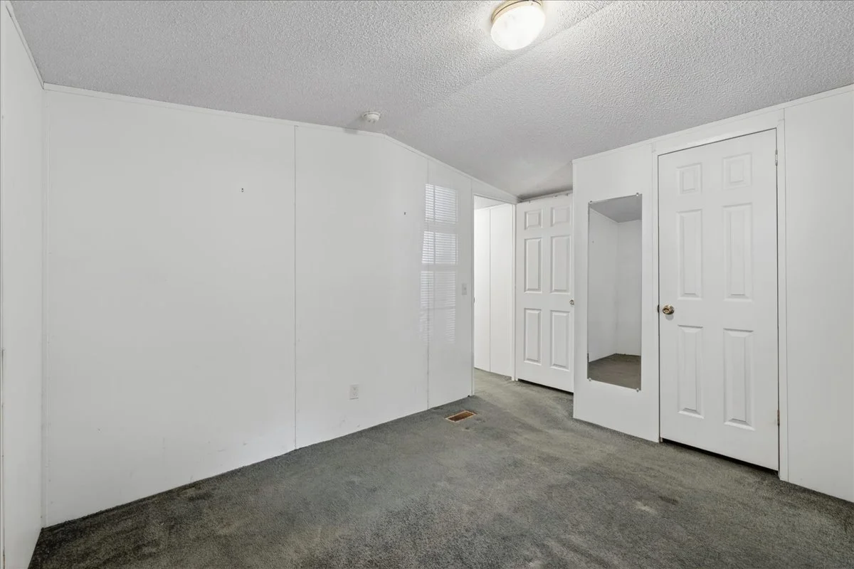 17-101- Bedroom 2.jpg