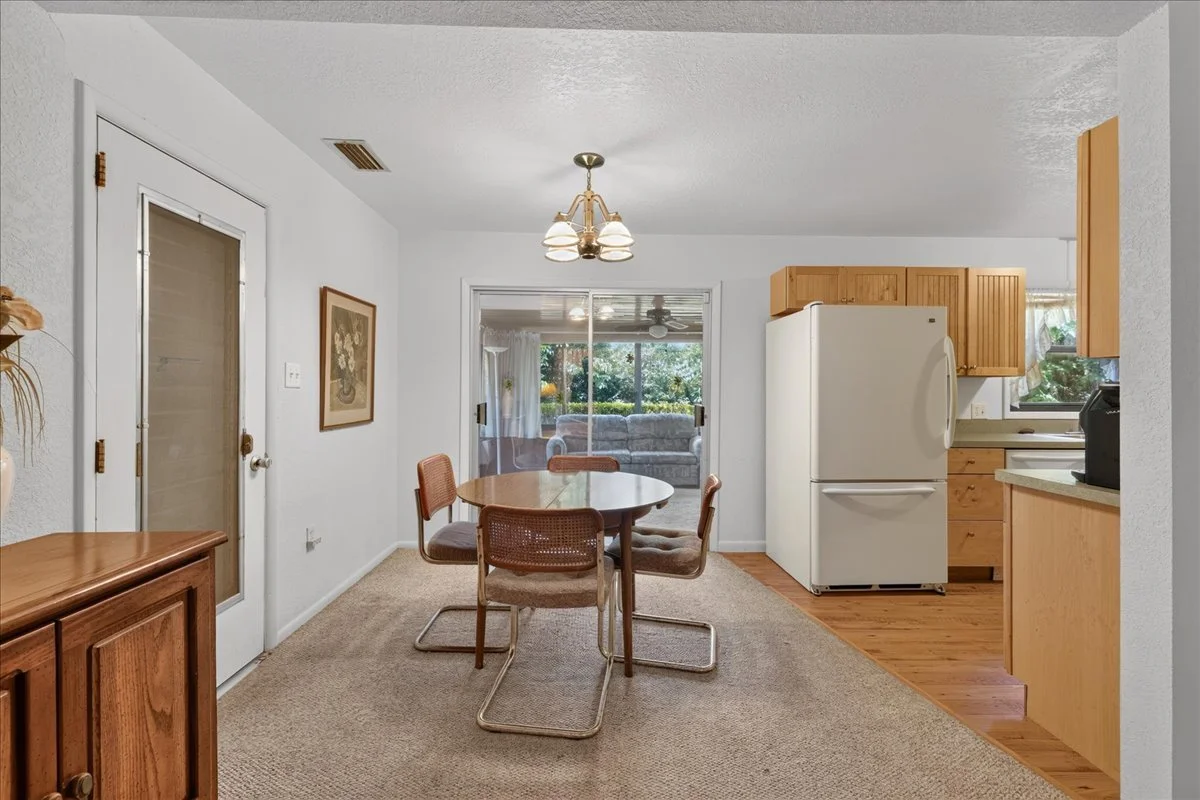 17-Dining Area.jpg