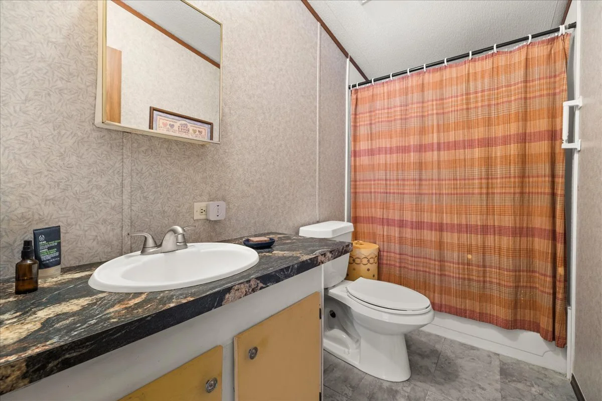 20-Bathroom 1.jpg