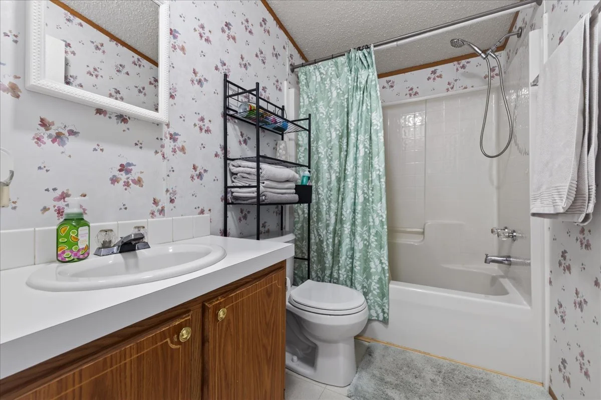 15-Bathroom 1.jpg