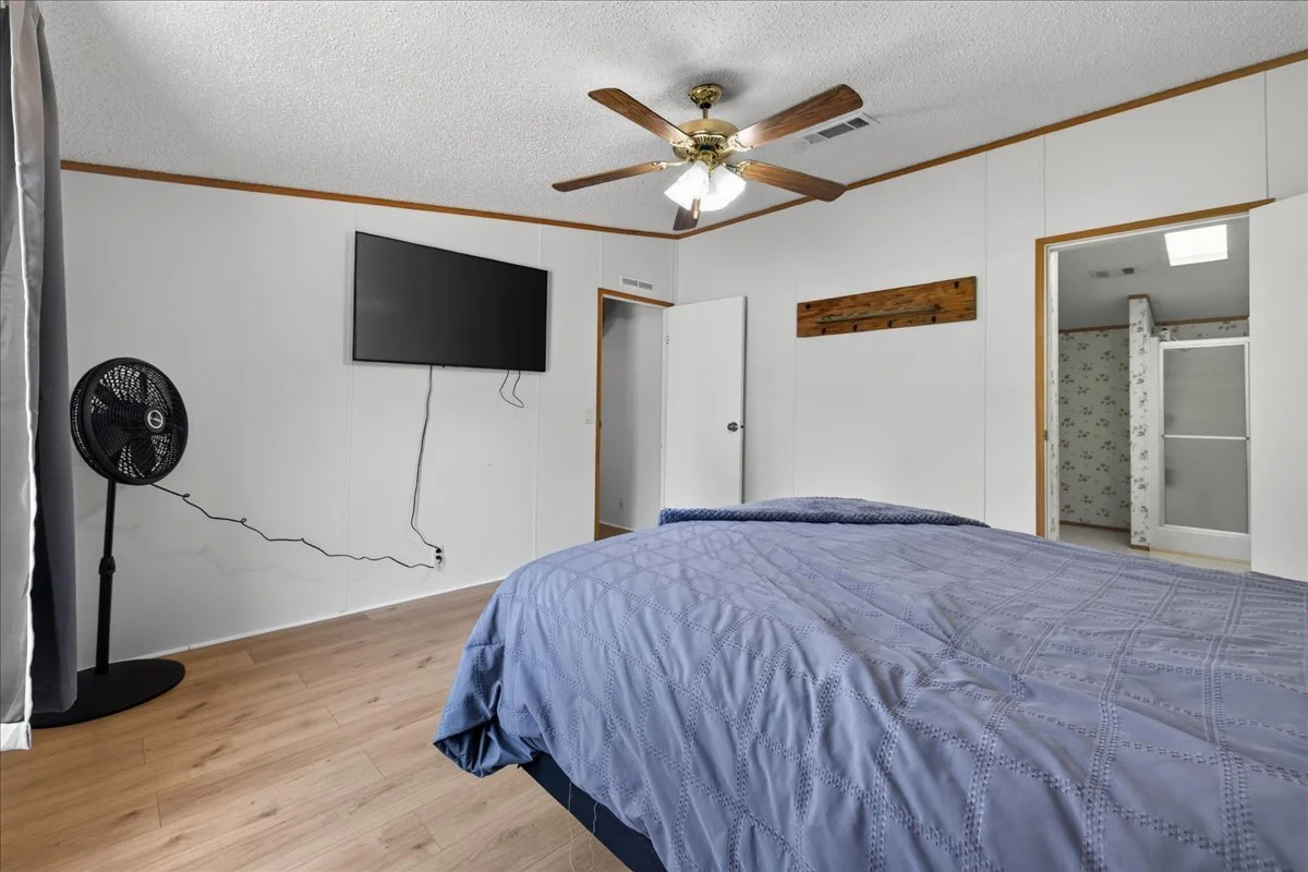 12-Living Room.jpg