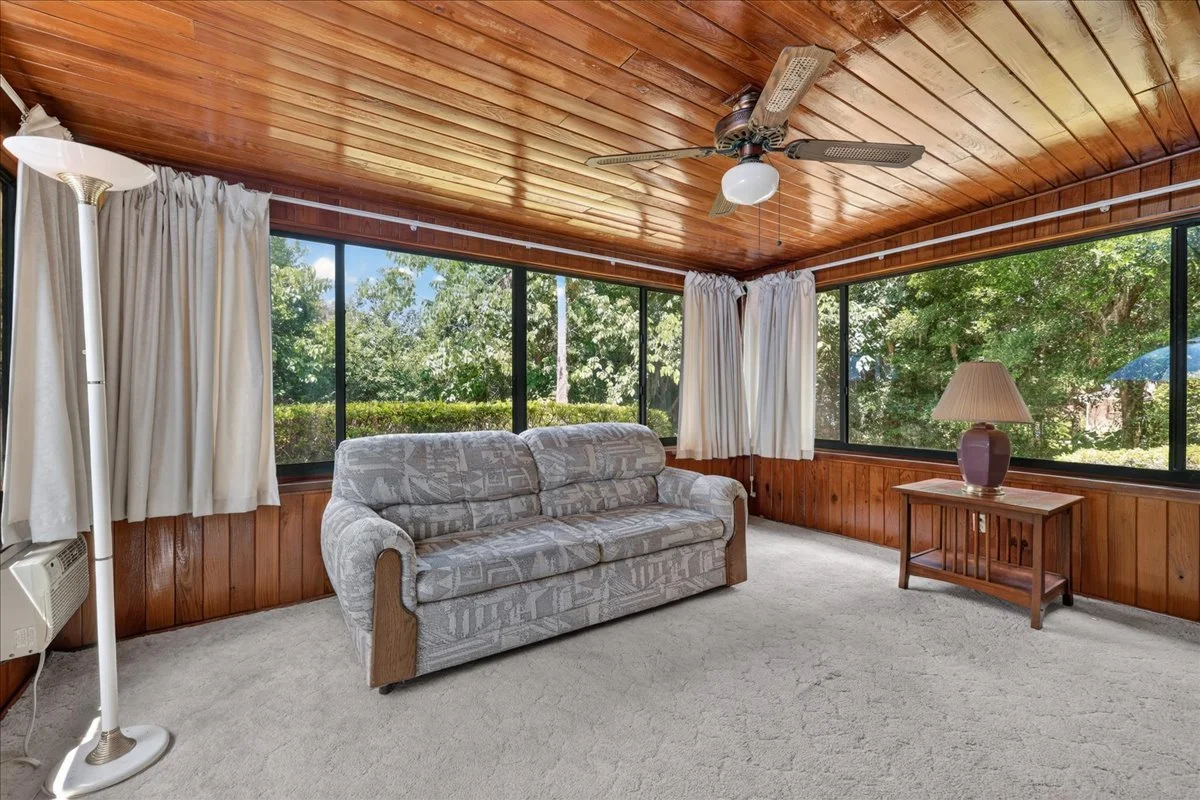 32-Living Area.jpg