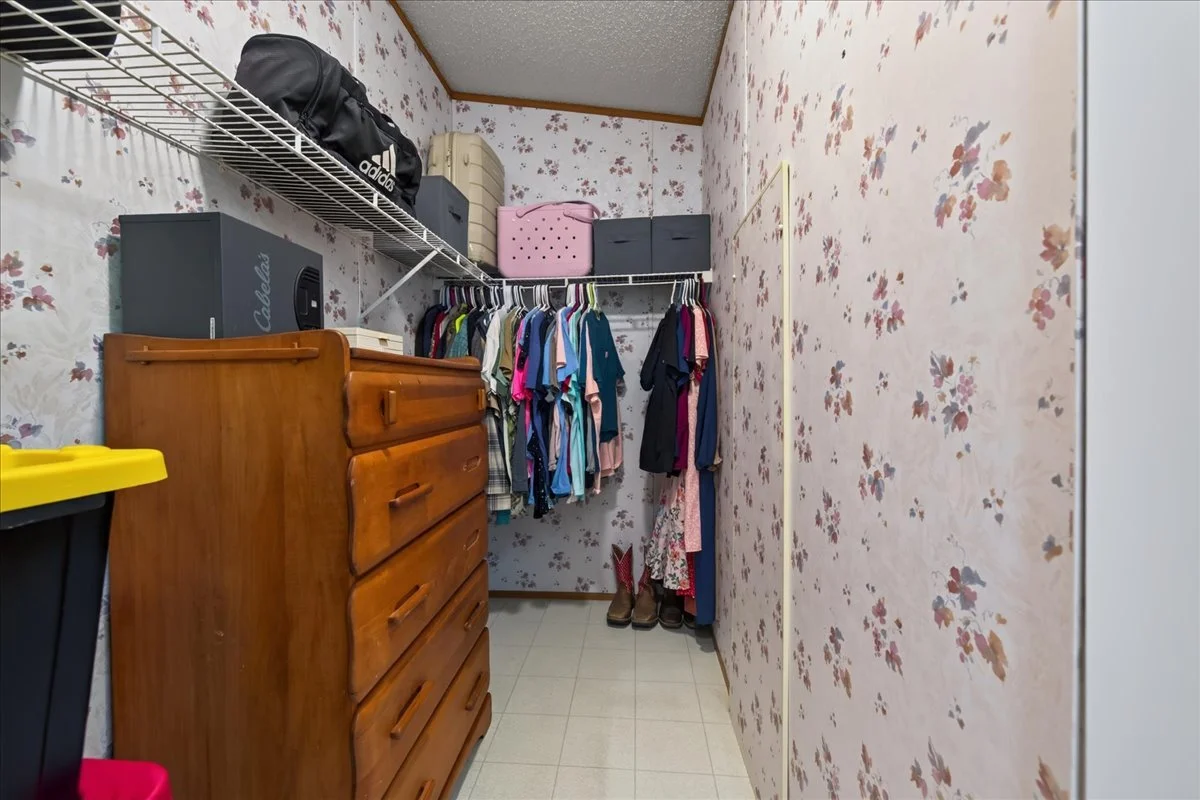 14-Master Closet.jpg