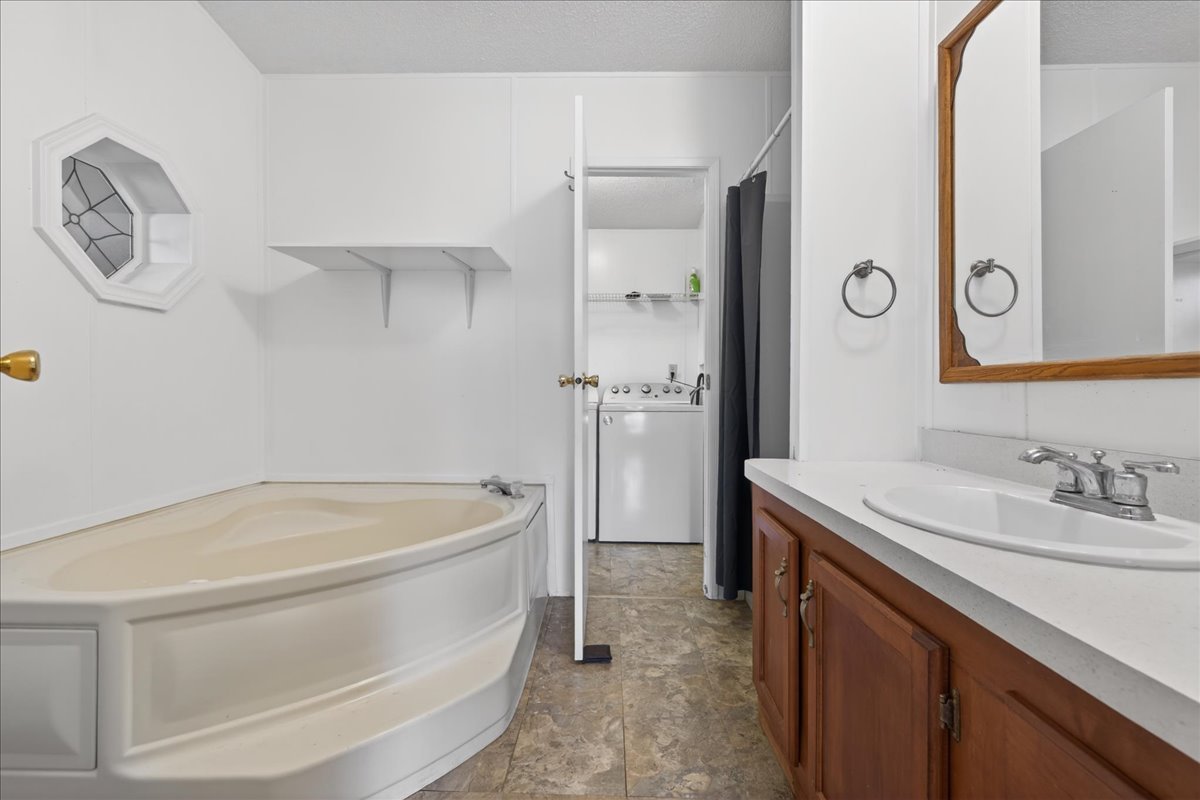 23-Master Bathroom.jpg