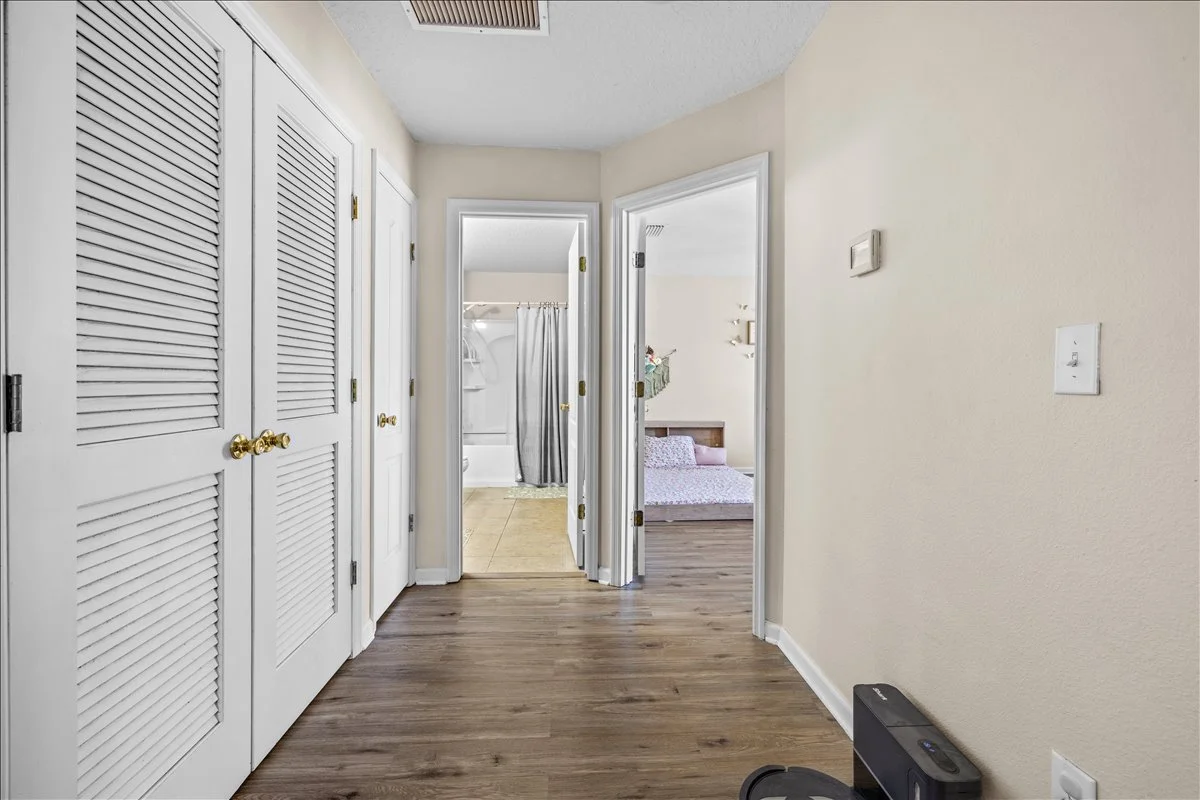 41-Upstairs Hallway.jpg