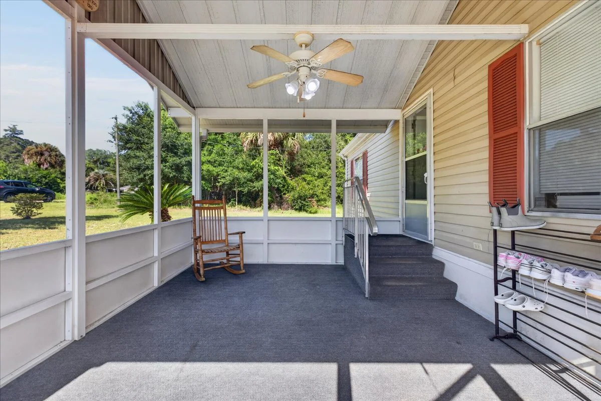25-Screened Porch.jpg