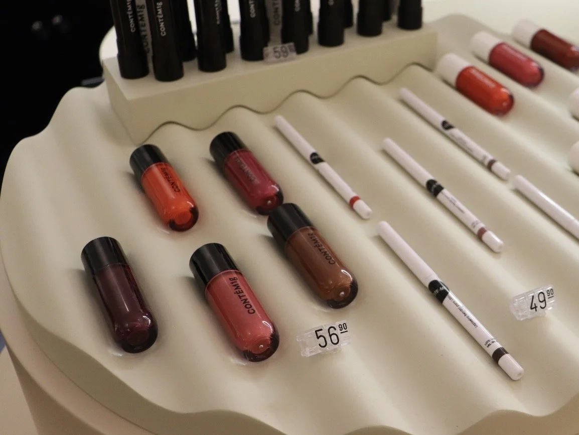 Detalhe das curvas do sistema ondulado para exposição de cosméticos — Colorblocks