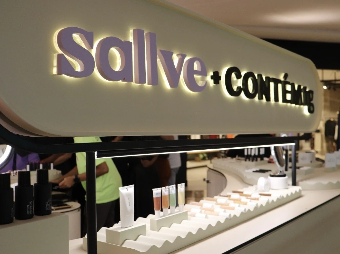 Quiosque ondulado Sallve: sistema de plataformas produzido pela Colorblocks Retail