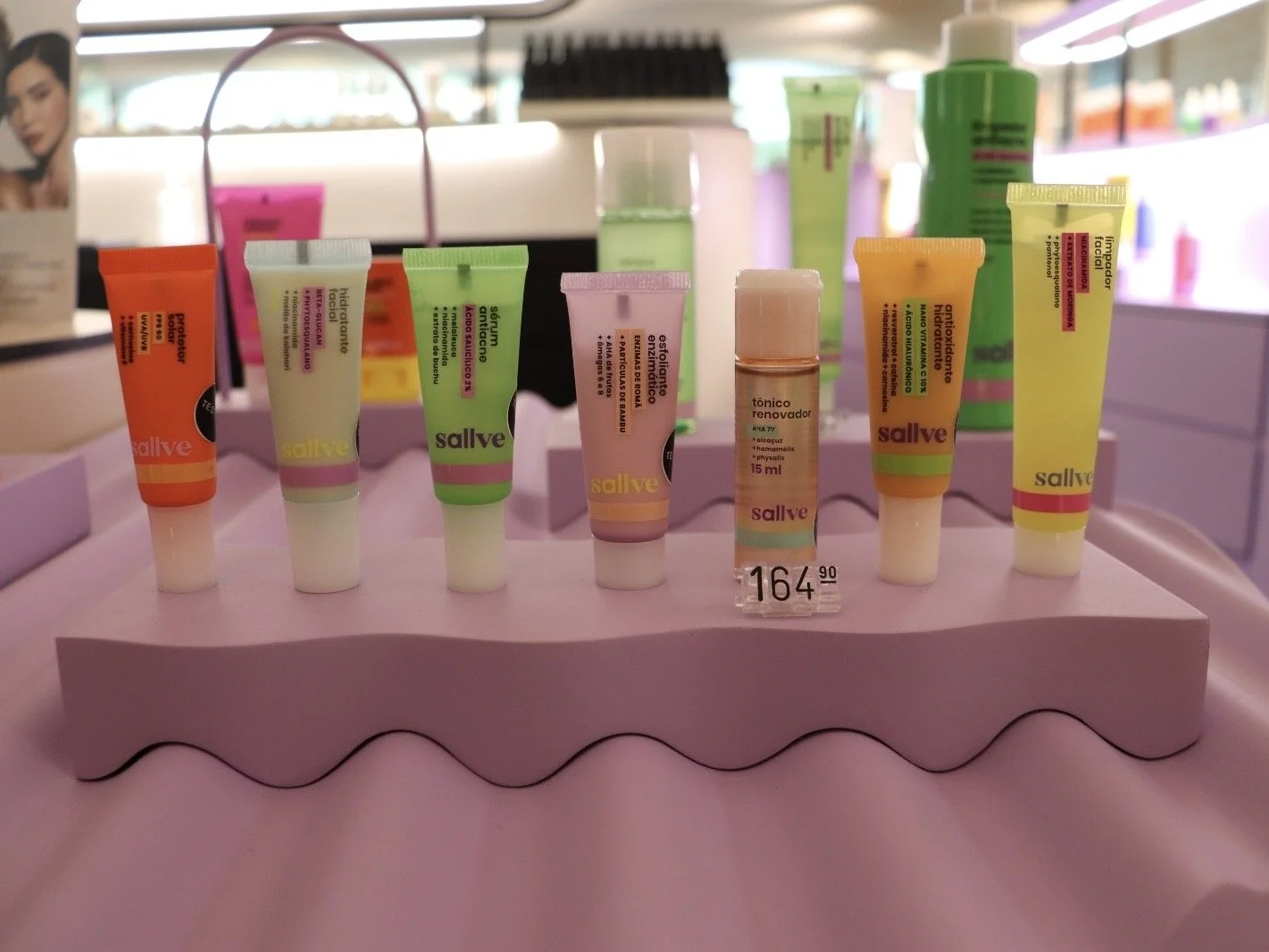 Plataformas onduladas acomodando produtos de beleza sem reposicionamento — Colorblocks