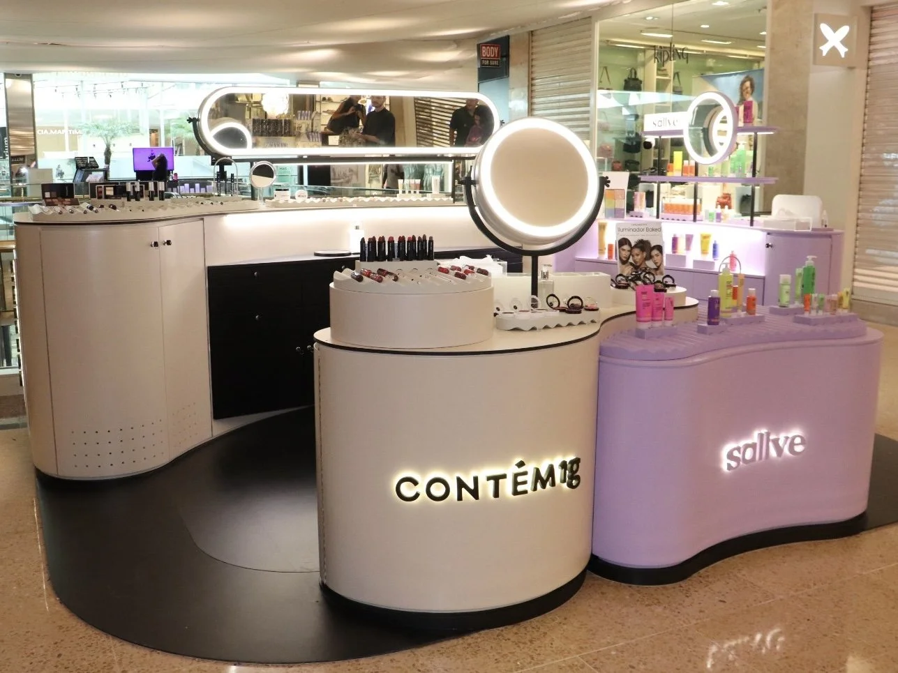 Vista frontal do quiosque Contém1g com plataformas onduladas — Colorblocks Retail São Paulo