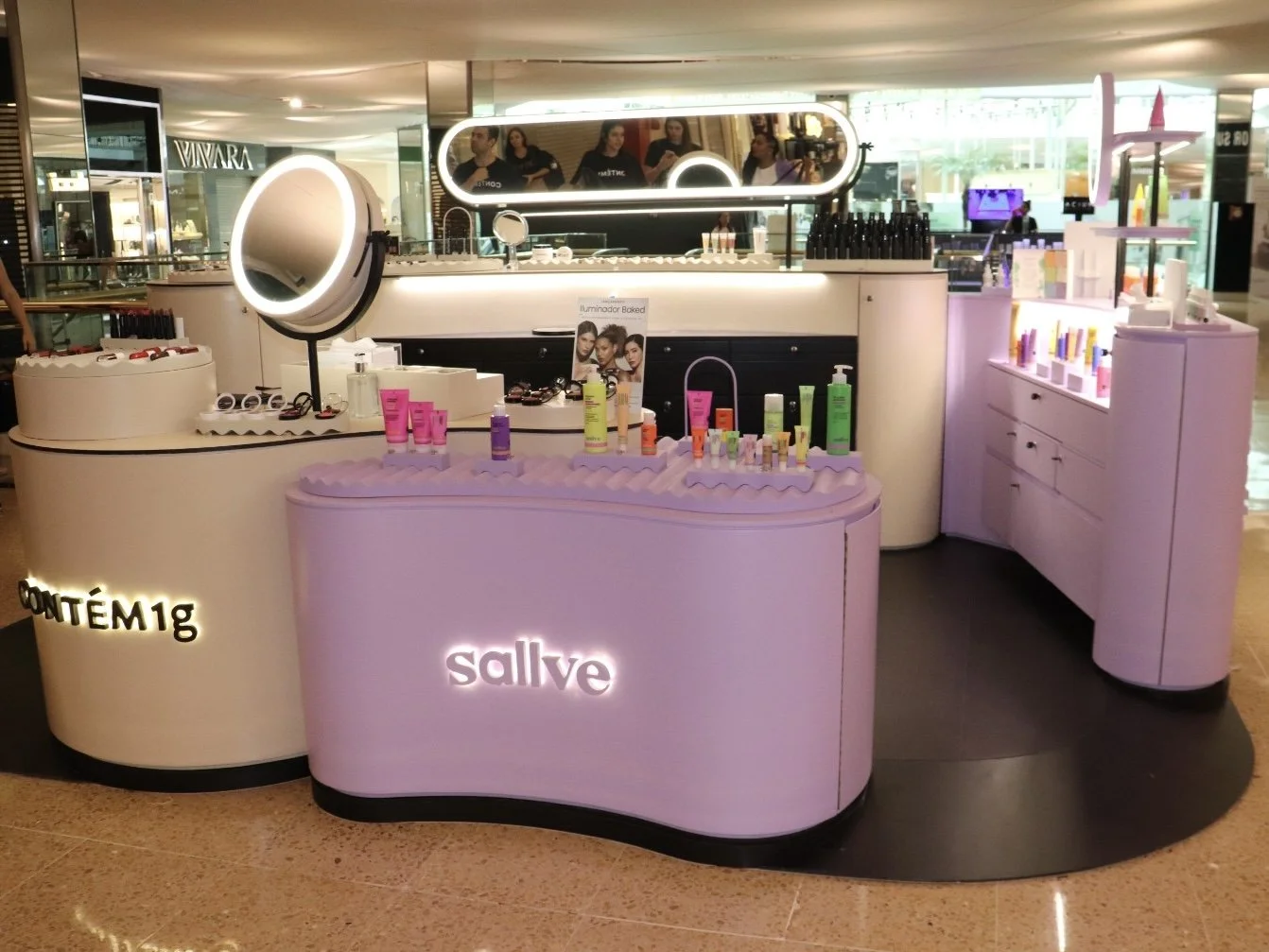 Vista frontal do quiosque Contém1g com plataformas onduladas — Colorblocks Retail São Paulo