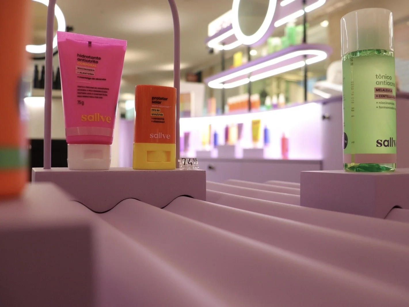 Quiosque Contém1g make-up em ponto de venda — design e produção Colorblocks Retail