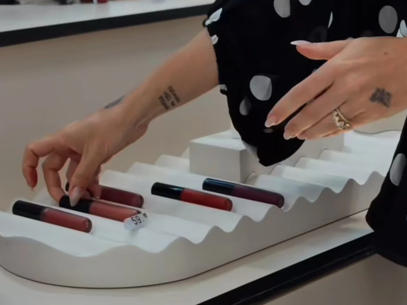 Sistema ondulado de quiosque para varejo de cosméticos — Colorblocks Retail São Paulo
