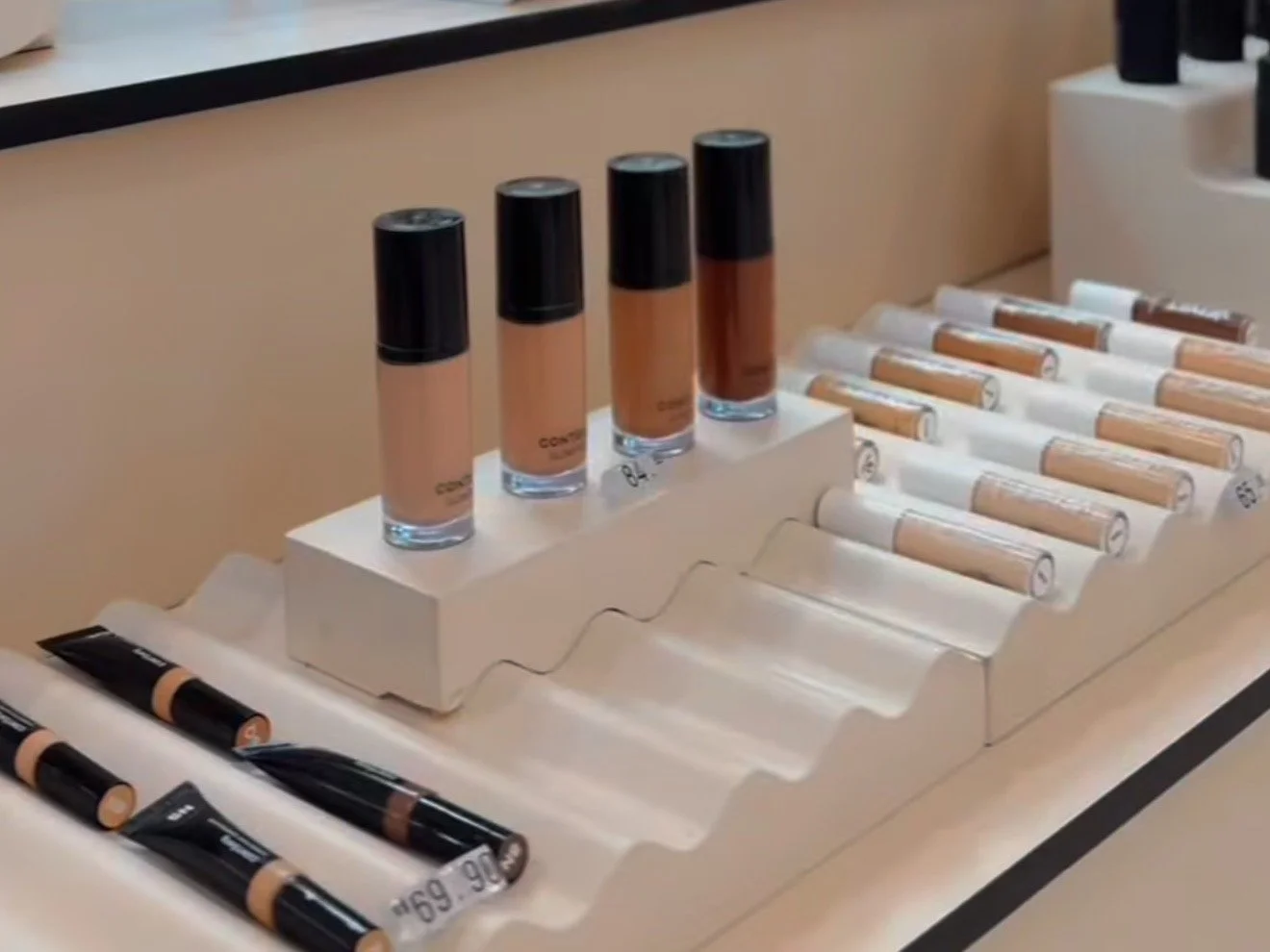 Sistema ondulado de quiosque para varejo de cosméticos — Colorblocks Retail São Paulo