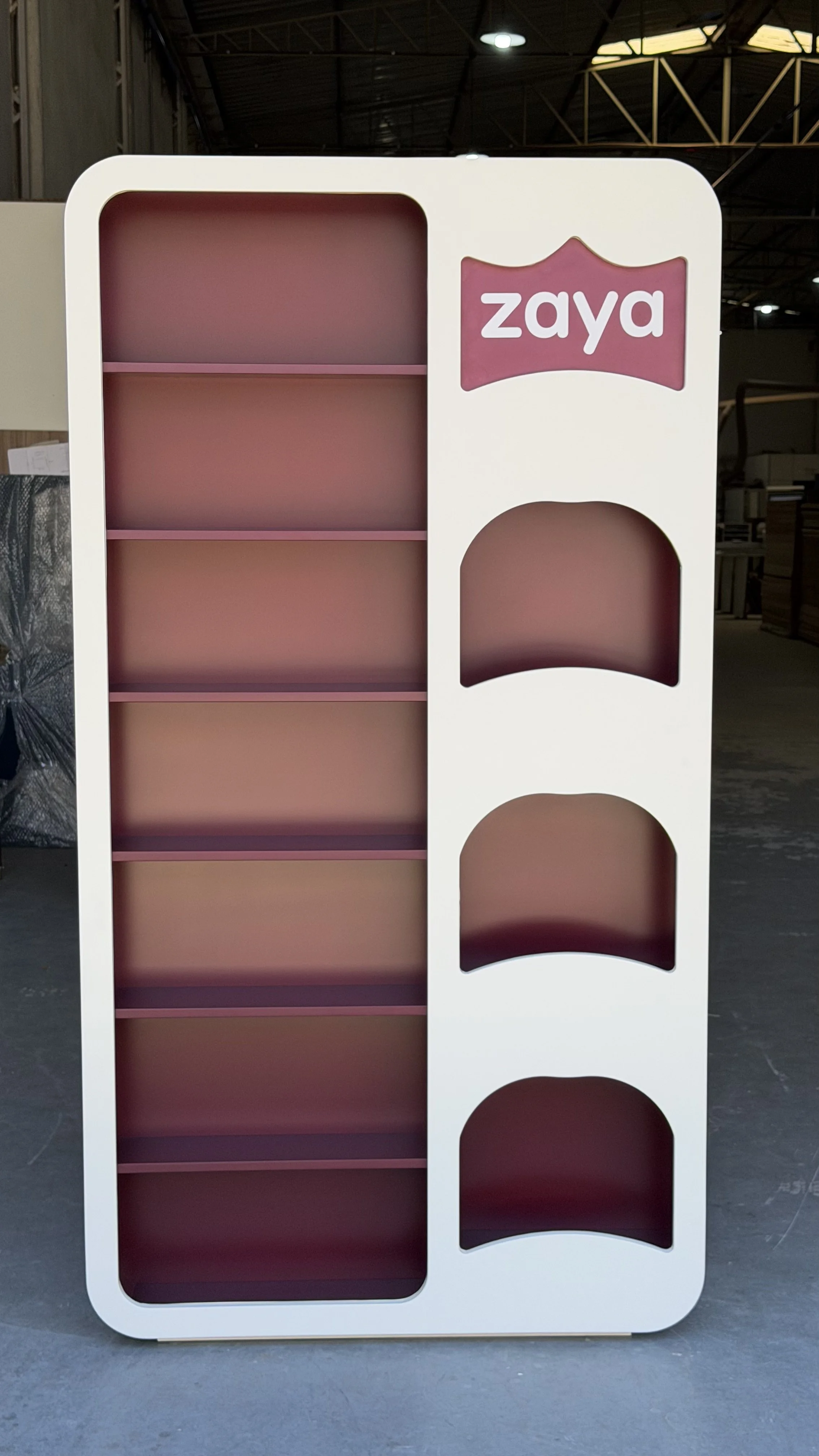 Estante criativa personalizada para Zaya com silhuetas recortadas e acabamento rose — Colorblocks Retail São Paulo