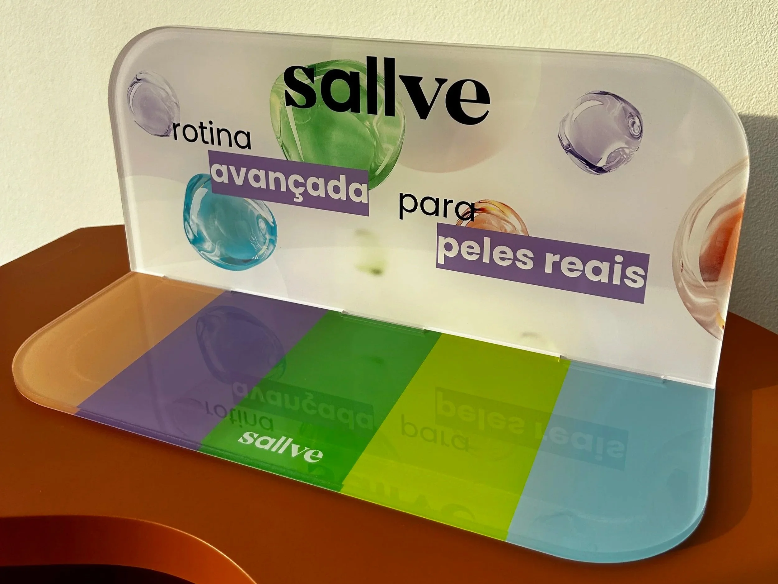 Expositor em acrílico com impressão digital para Sallve — 100 unidades produzidas pela Colorblocks Retail / São Paulo