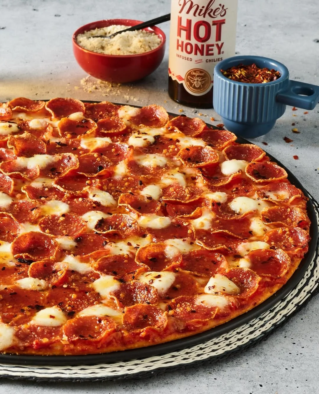 We know your mouth is watering just looking at this Donatos Hot Honey Pizza from @redrobinburgers! 🍕

#redrobin #hothoneypizza #pizza