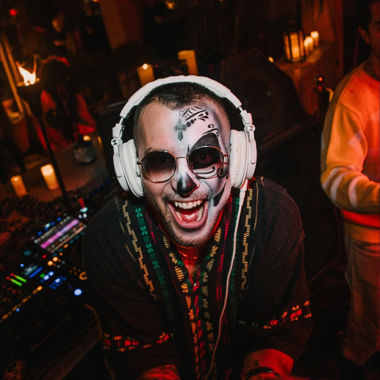 Celebraba D&iacute;a de los Muertos en la mejor manera- con el jefe @michaelbmmusic 

Huge shout to everyone who came out to make this event such a smash

Sold out every show this season and couldn&rsquo;t be more proud of the trajectory of @lunaroof