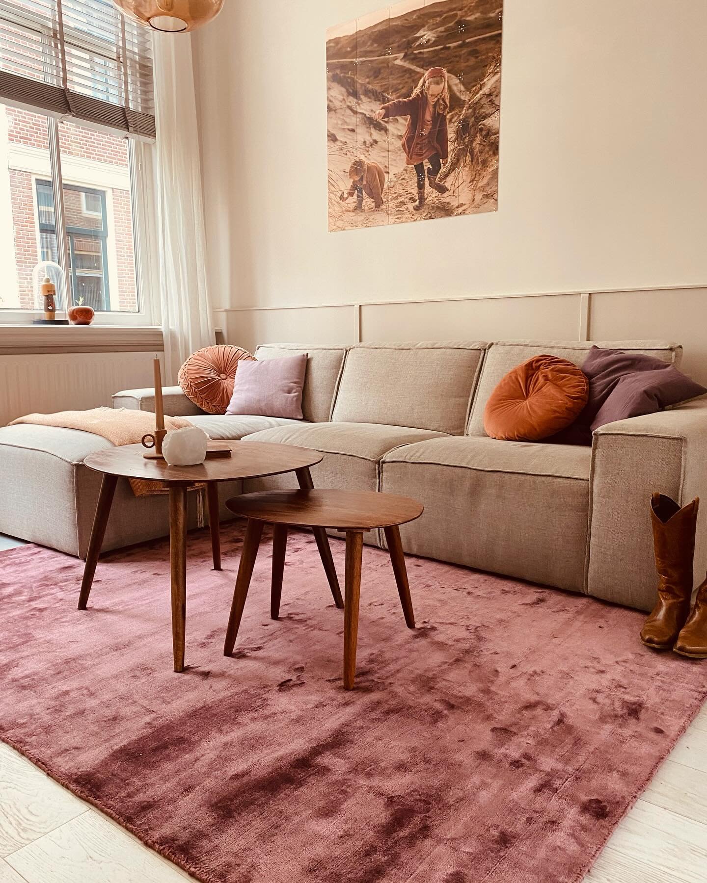 - TIPS VOOR EEN WINTERPROOF INTERIEUR -

In de koude wintermaanden merk ik het altijd weer: ik krijg een enorme behoefte aan warmte in huis. Niet alleen de verwarming een graadje hoger, maar vooral in de sfeer. Denk aan warme kleuren in vloerkleden e