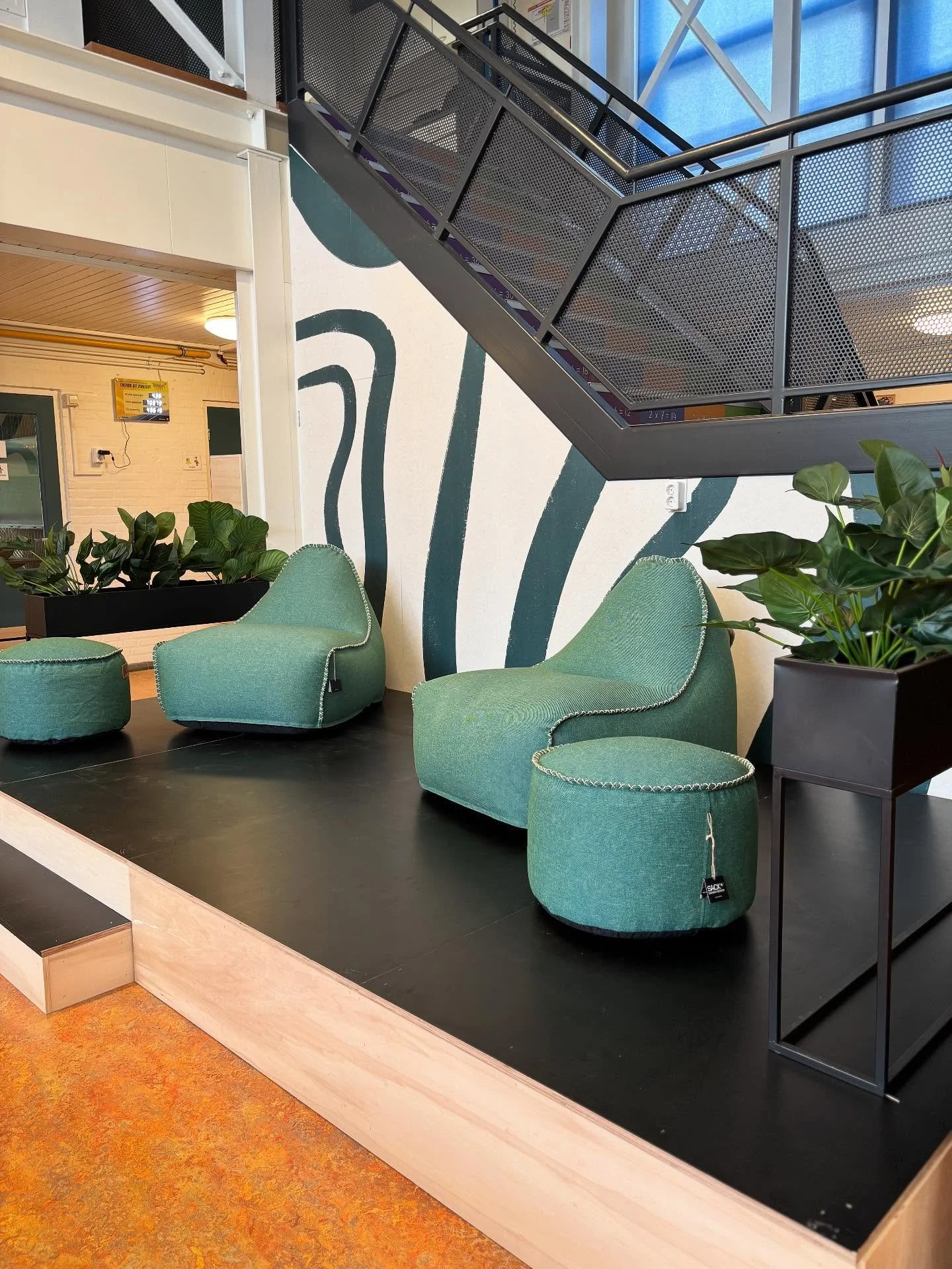 De afgelopen week stond volledig in het teken van de herinrichting van de hal van de Willem Alexander School in Bergen. Van ontwerp tot uitvoering &ndash; elke stap was ik erbij. Samen met Gerben hebben we de ruimte een complete make-over gegeven. Ni