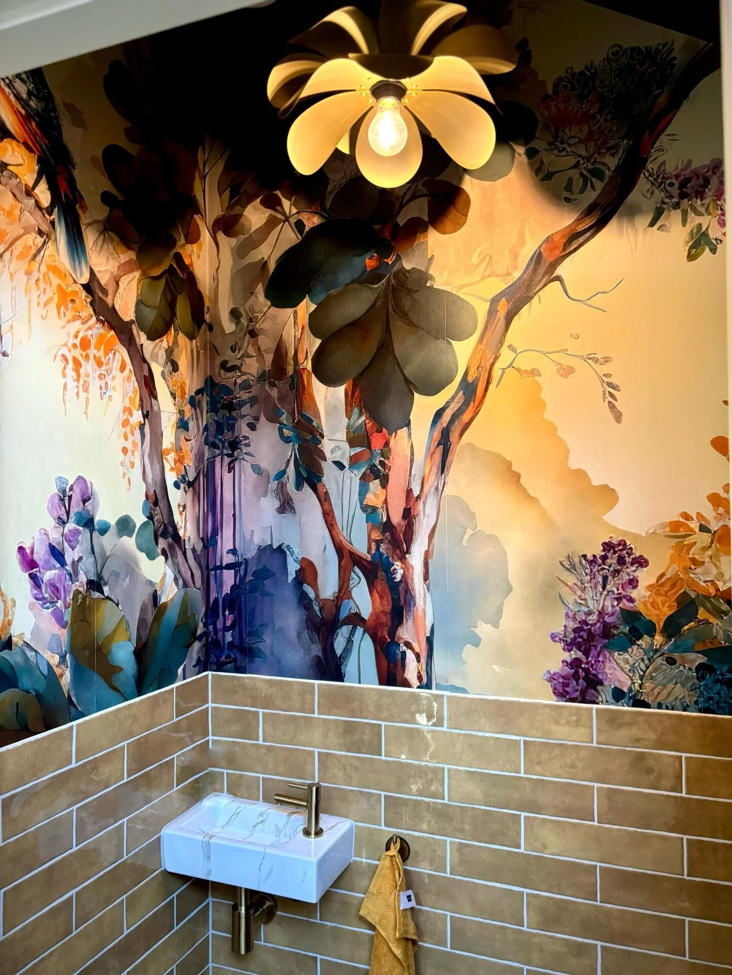 Het toilet is misschien klein, maar in een kantoor kan het een enorme eyecatcher zijn. Juist deze ruimte leent zich perfect voor een verrassende inrichting met karakter. Met de juiste keuzes in kleur, materiaal en details maak je van een kantoortoile