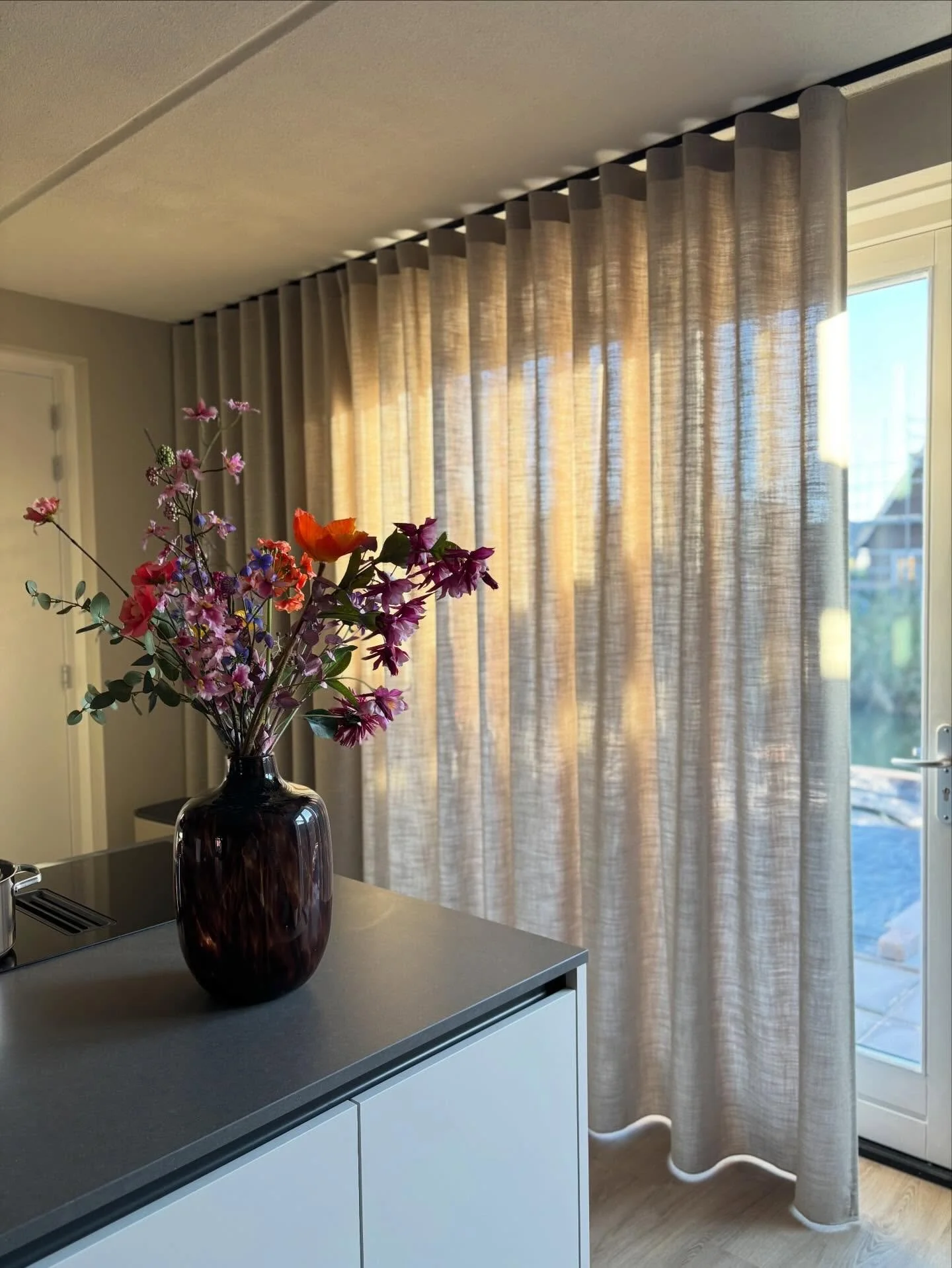 Vandaag is het Valentijnsdag. Voor mij draait het niet alleen om een boeket krijgen, maar om sfeer en liefde in huis. Bloemen geven een interieur direct warmte en karakter.

Ik kies zelf steeds vaker voor zijdebloemen: altijd in bloei, onderhoudsvrij