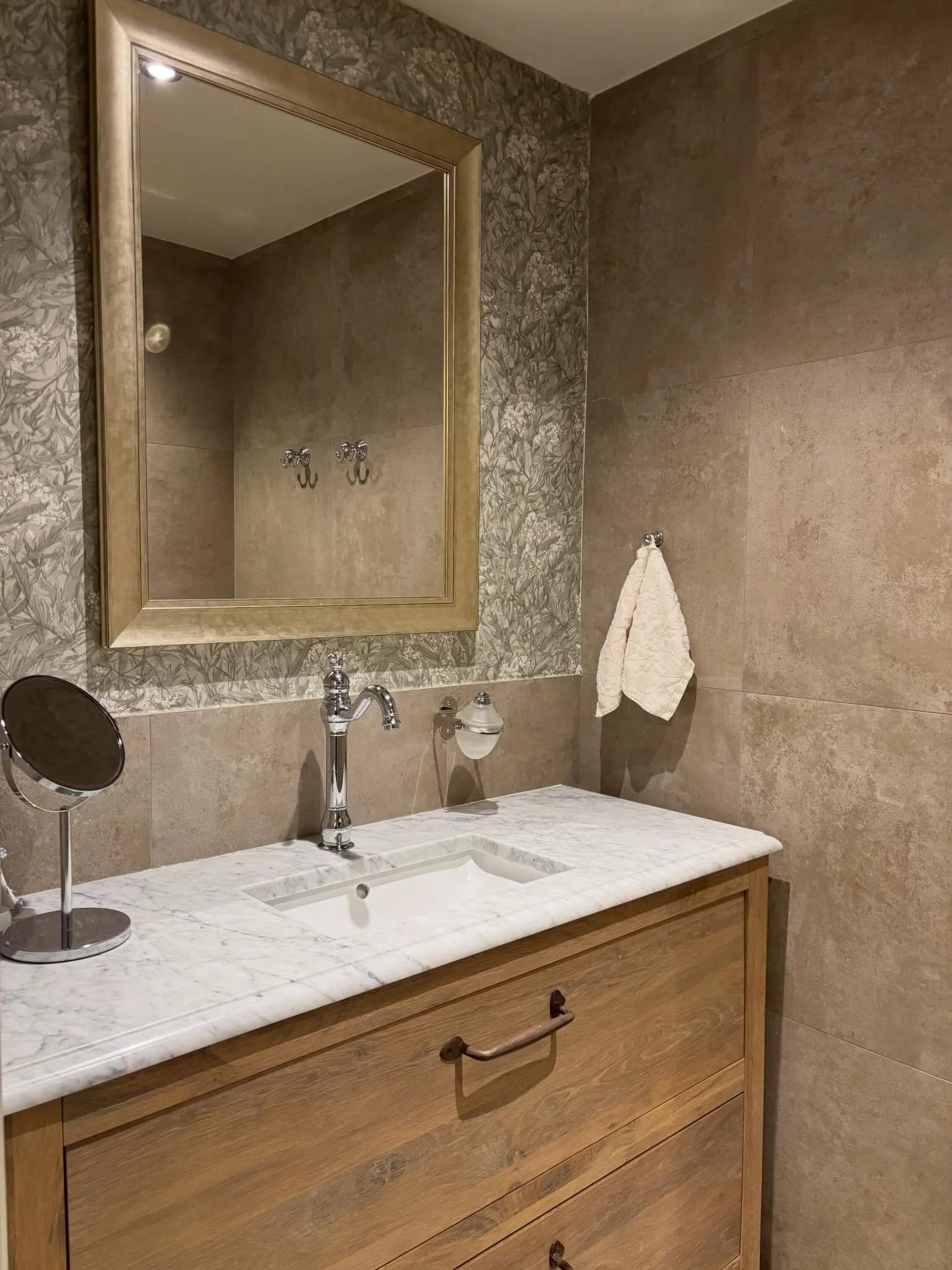 Behang in de badkamer? Zeker wel. Met de juiste voorbereiding, vochtbestendige materialen en een goede afwerking is het een stijlvolle &eacute;n duurzame keuze.

Deze landelijke badkamer was een stap buiten mijn comfortzone, maar juist daardoor extra