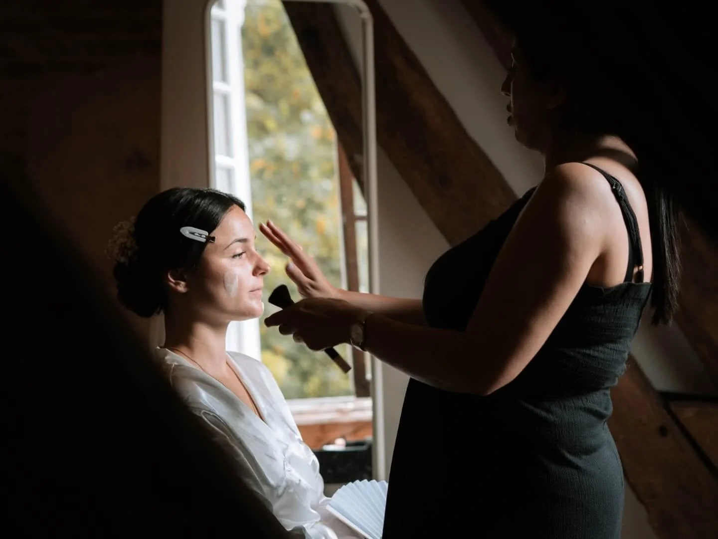 La magie d'un mariage commence bien avant le &quot;oui&quot; ✨

La pr&eacute;paration, un m&eacute;lange unique entre stress et excitation... Un moment d'&eacute;motion et d'intimit&eacute; que j'ai eu le privil&egrave;ge de se photographier.

📷 Ext