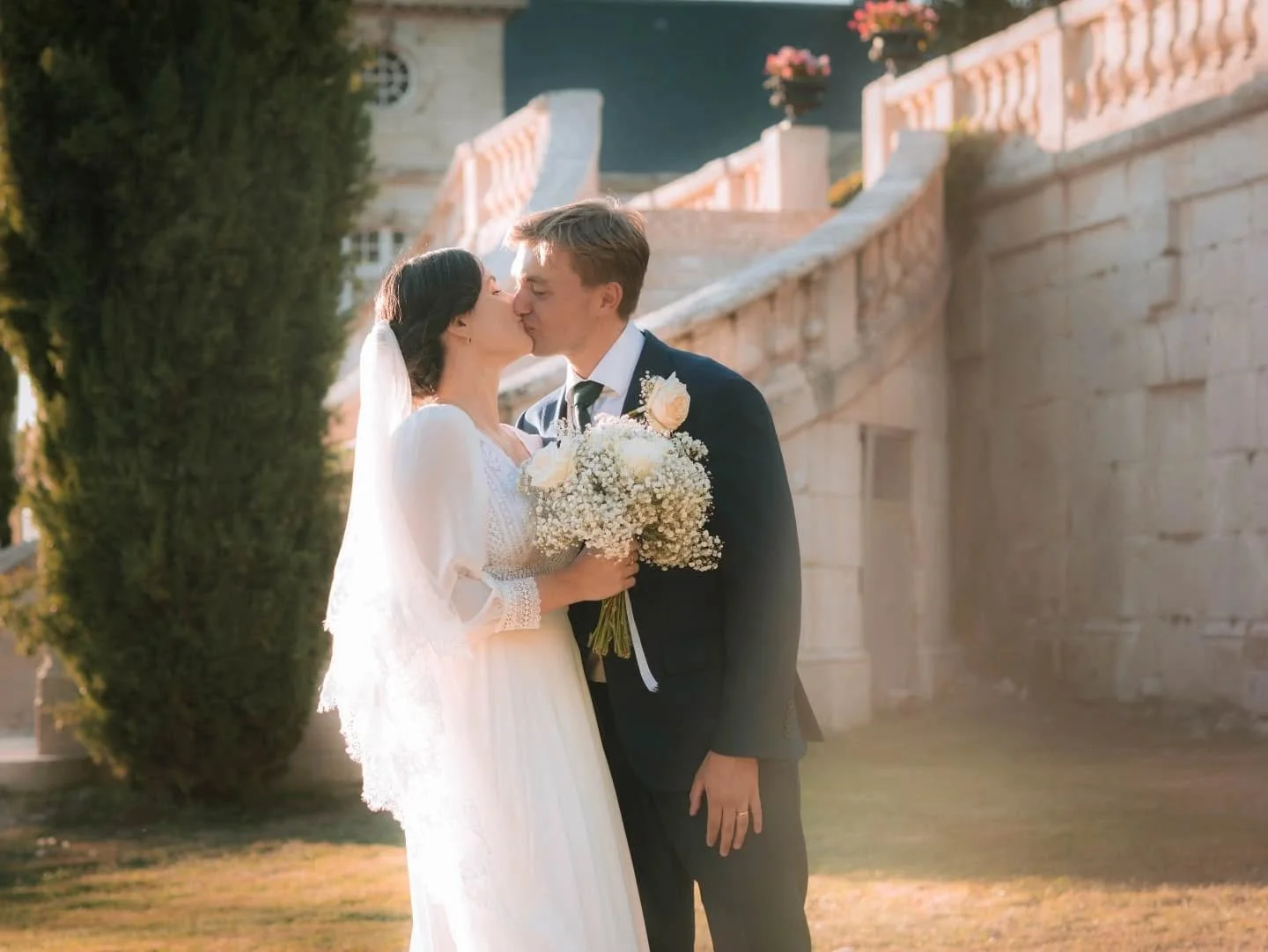 Apr&egrave;s l&rsquo;&eacute;motion de la c&eacute;r&eacute;monie, place aux instants partag&eacute;s.
Les photos du couple (et de groupe) ! 👫

📷 Extrait d&rsquo;un reportage de mariage.
📅 R&eacute;servations ouvertes pour la saison 2026.

Merci a