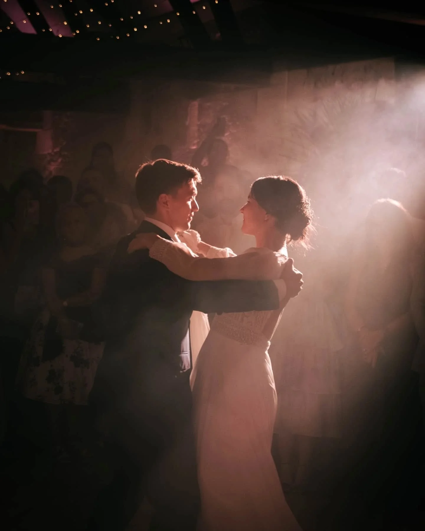 🎶 La soir&eacute;e, c&rsquo;est le moment o&ugrave; tout se rel&acirc;che apr&egrave;s un ultime rituel: l'ouverture du bal !

📷 Extrait d&rsquo;un reportage de mariage.
📅 Saison 2026 ouverte aux r&eacute;servations.

Merci aux mari&eacute;s pour 