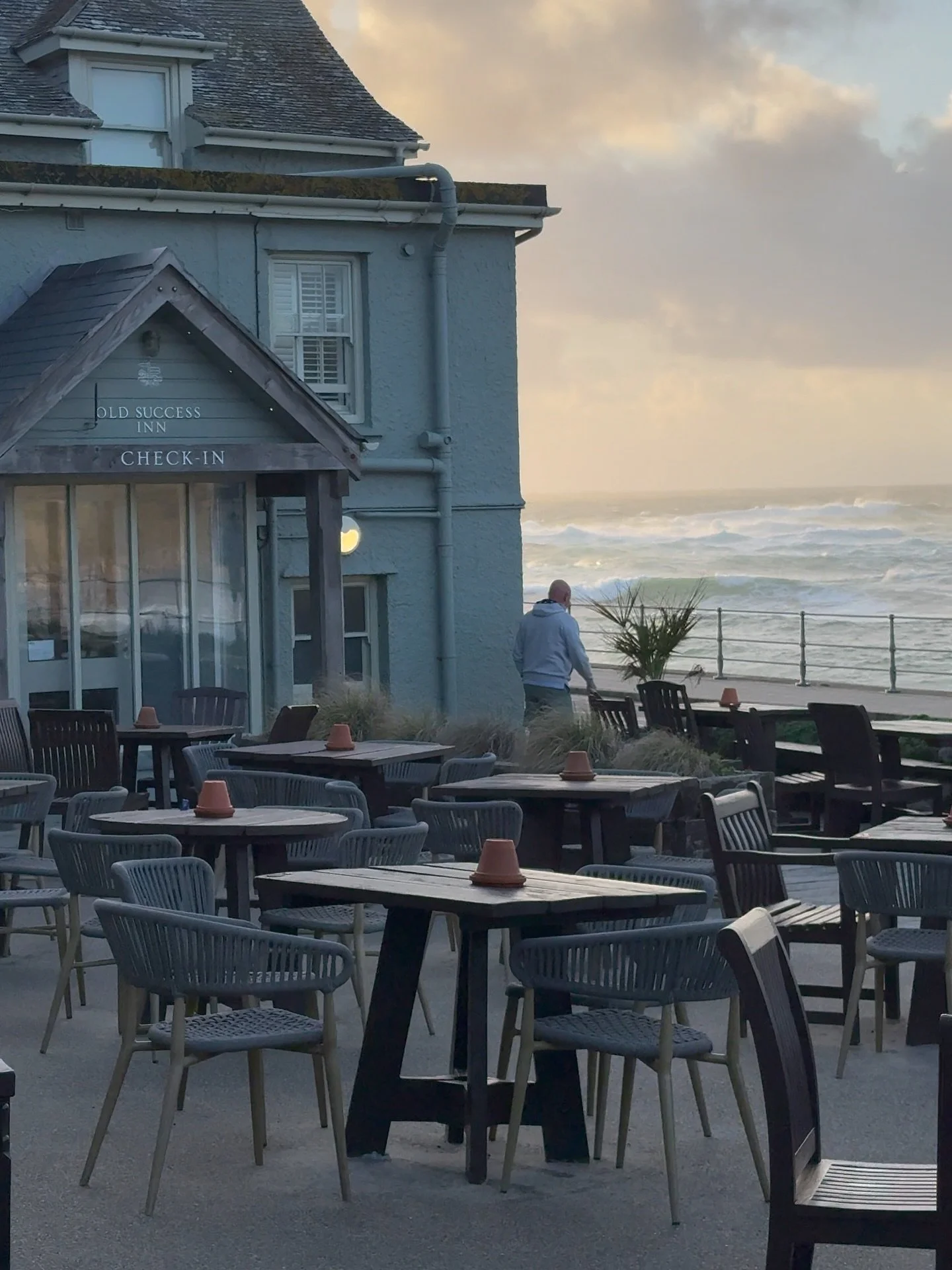 This photo is from my recent trip to Cornwall with @macsadventure when I walked from Padstow to Penzance (with a couple of transfers in between). The @oldsuccessinn was definitely a highlight — beautiful rooms, the perfect spot in Sennen Cove ?