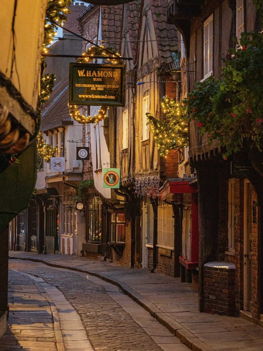 The beautiful Shambles in York✨by @explorewithed wishing you all a lovely weekend 🎄🕯️