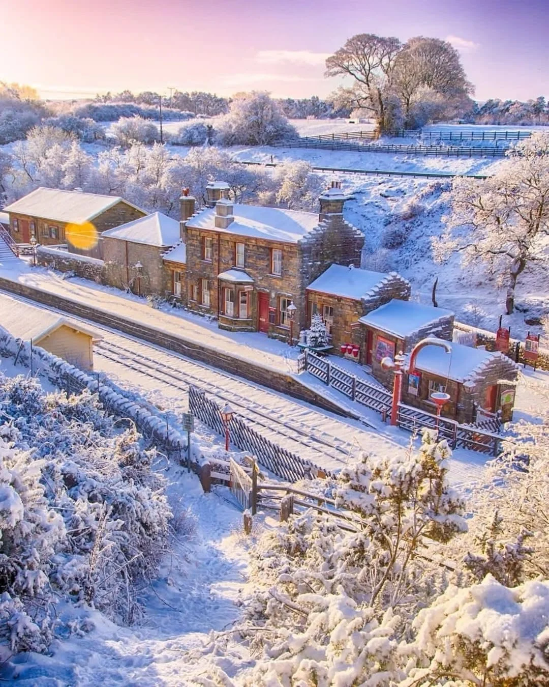 Gorgeous winter scenes from North Yorkshire💕✨ all photos by the wonderful @yorkshire_brew 💕❄️Goathland Station 💕❄️Grassington 💕❄️Yorkshire Dales ~not recent photos~
Wishing you a lovely sunday evening. Simone✨