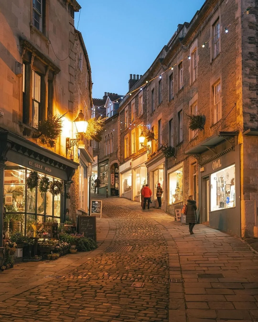 ✨ Nestled in the heart of the countryside, Frome is a historic market town known for its cobbled streets, vibrant independent shops, and unique architecture. Stroll down St Catherine&rsquo;s Hill, where each corner reveals cozy boutiques, artisan sto
