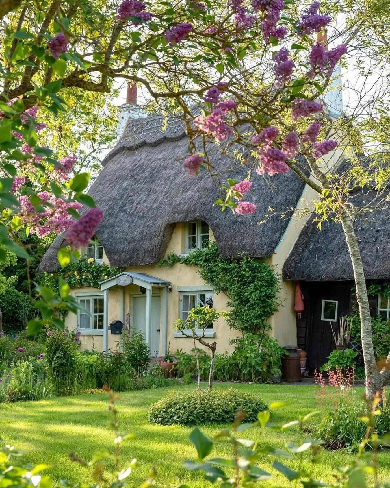 Rose Cottage in Honington🌸
Built in the early 18th century, Rose Cottage in Honington is probably one of the prettiest cottages I have ever seen.
Photo @hope_and_wander  #weloveengland #englishcottage #spring #bloom