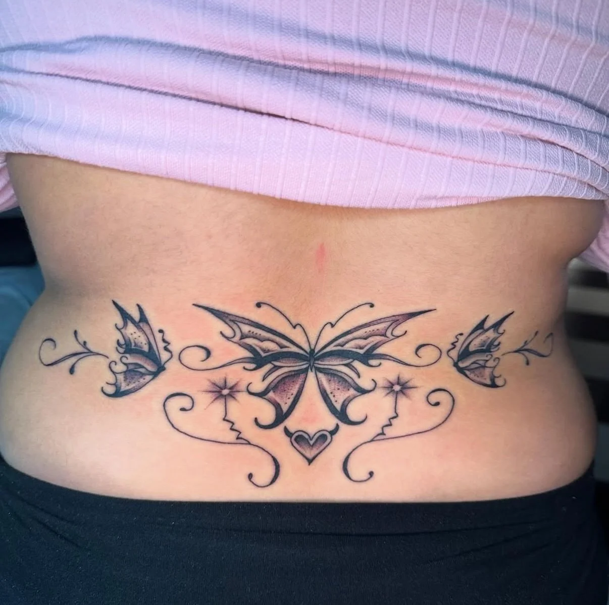 Are tramp stamps back?! 👀👀👀